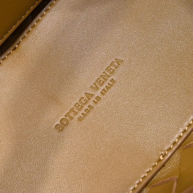 Batch 1860 B's 2023 spring and summer new model continues the brand's woven style with detailed metal knot switch buckles. This time, the shoulder straps are also made into tube weaves, showing different craftsmanship. The carrying method is versatile to create more different looks. Intrecciato woven leather small handbag, equipped with sliding crossbody strap. Internal compartments, including 1 zipper pocket and 2 open pockets with magnetic buckle closure. Size: 19*25*10.5cm, model: 7463#